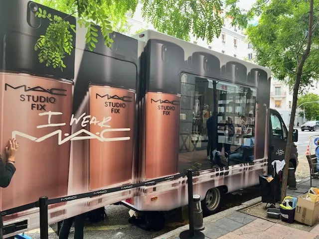 "Camión acristalado vista general de rotulación para M.A.C, presentación de la colección, acción realizada por SerbeCar"
