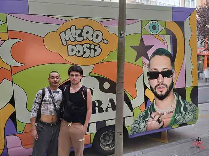 "Autobús descapotado del cantante puertorriqueño Mora con sus fans, presentación disco Microdosis, acción realizada por SerbeCar"