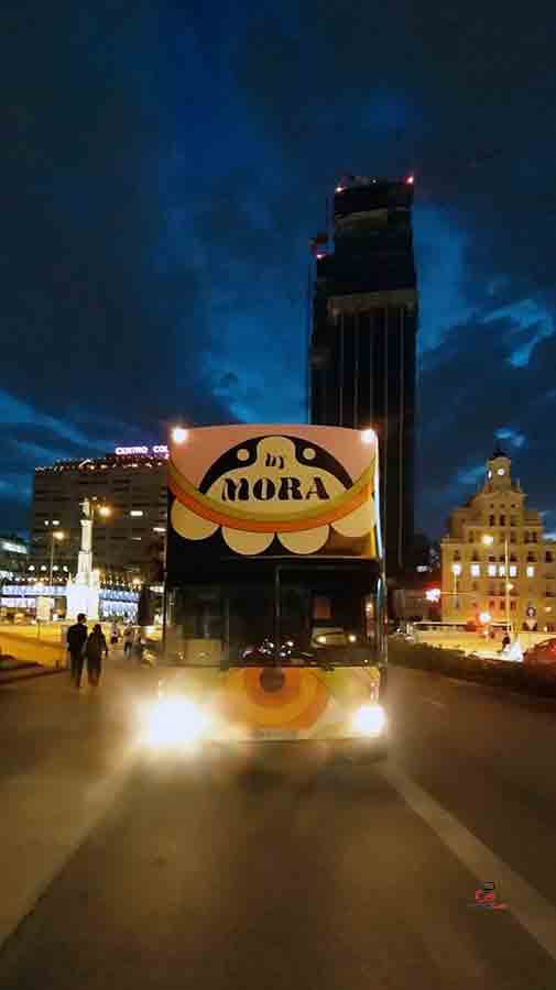 "Autobús descapotado del cantante puertorriqueño Mora, presentación disco Microdosis, acción realizada por SerbeCar"
