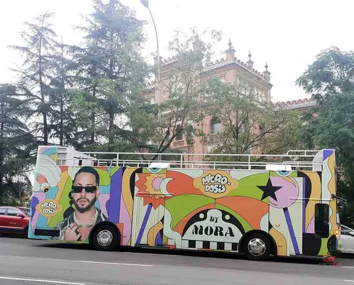 "Autobús descapotado del cantante puertorriqueño Mora en Barcelona, presentación disco Microdosis, acción realizada por SerbeCar"
