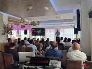 "Autobús oficina conferencia invitados al road show de Hiscox compañía de seguros, acción realizada por SerbeCar"