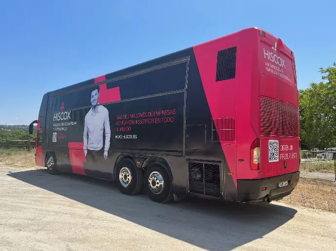 "Autobús oficina road show de Hiscox compañía de seguros, acción realizada por SerbeCar"