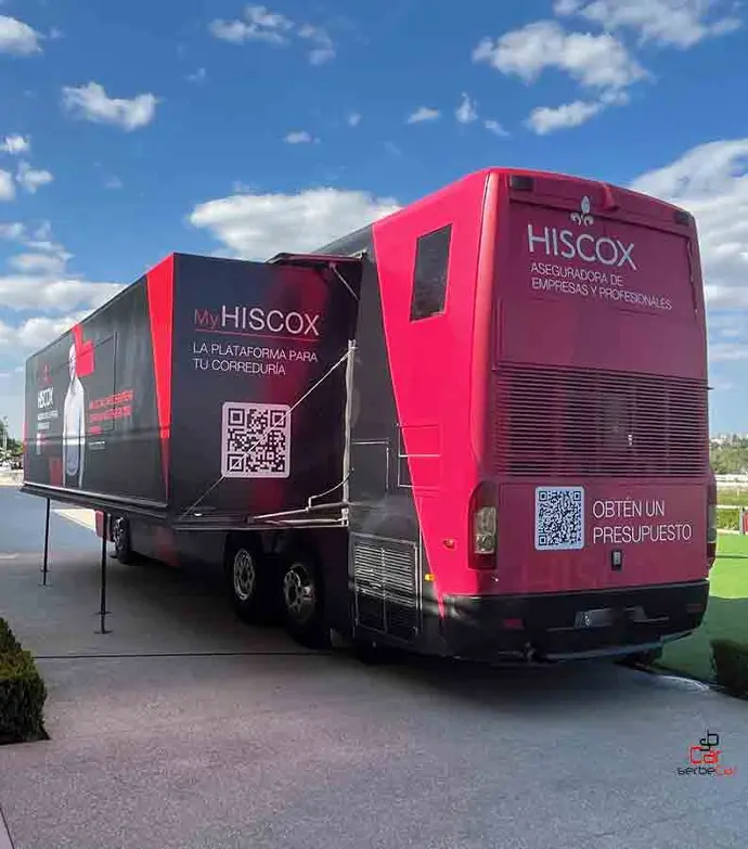 "Autobús oficina petacas abierta en el road show de Hiscox compañía de seguros, acción realizada por SerbeCar"