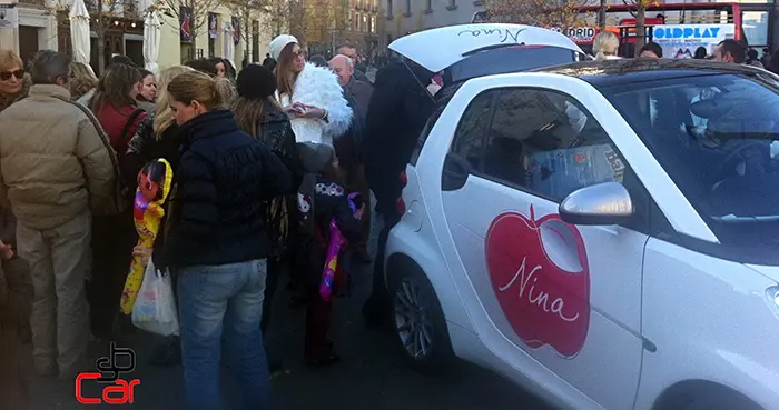 Coches publicitarios de Nina Ricci rotulados con diseño corporativo de Nina Ricci, SerbeCar