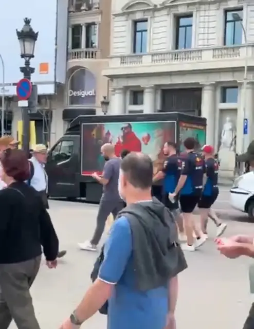 Unidad Móvil CAMIÓN PANTALLAS LED circulación en Barcelona 2024| SerbeCar