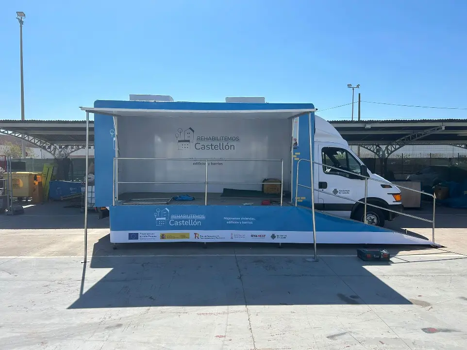 Camiones publicitarios - SerbeCar Camión lateral abatible publicitarios de Castellón rotulados con diseño corporativo - SerbeCar