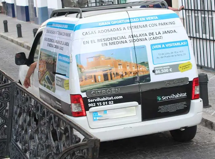 Furgonetas publicitarias Furgonetas publicitarias rotuladas para Servihabitat con diseño corporativo - SerbeCar