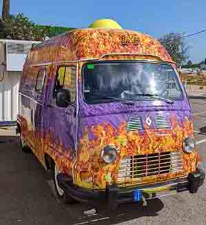 Food Trucks Renault Estafette publicitarios para Takis de SerbeCar para campañas de publicidad móvil