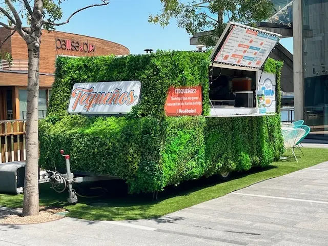 Food Trucks publicitaria rotulada con césped de SerbeCar para campañas de publicidad móvil