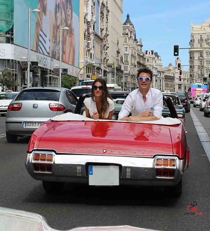 Coches clásicos Madrid | SerbeCar Coches clásicos publicitarios Gran Vía de Madrid de SerbeCar para campañas de publicidad móvil