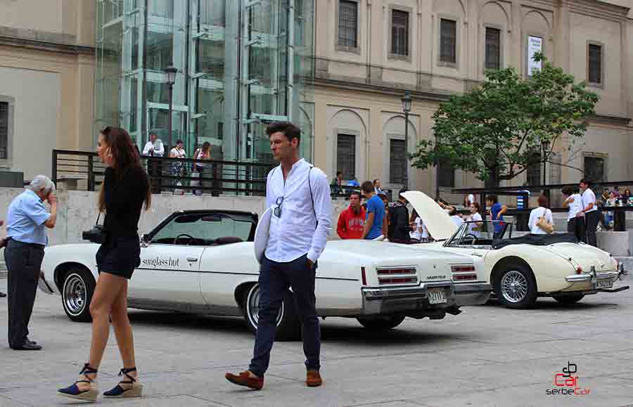 Coches clásicos | SerbeCar Coches clásicos publicitarios Sunglass Hut de SerbeCar para campañas de publicidad móvil
