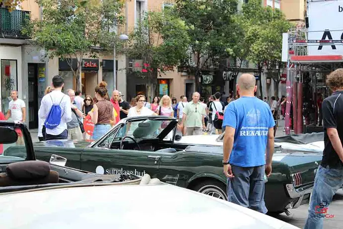 Coches clásicos | SerbeCar Coches clásicos publicitarios Sunglass Hut de SerbeCar para campañas de publicidad móvil