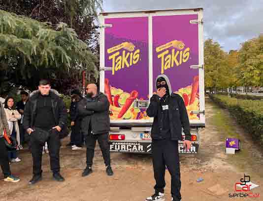 "Camión cerrado valla de Takis con Ceciarmy, acción realizada por SerbeCar"