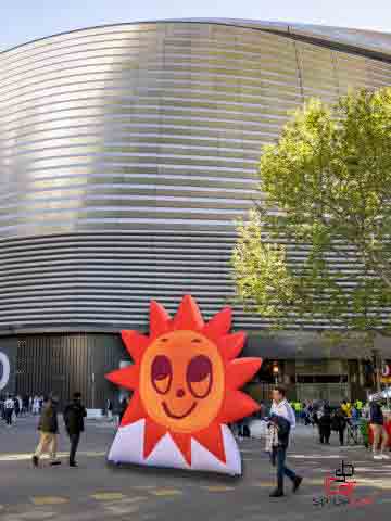 "Enorme Globo en forma de sol para Karol G -Acción realizada por SerbeCar"