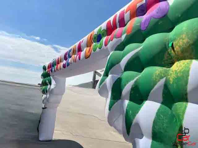 "Enorme Globo en forma de puente Mañana Será Bonito para Karol G -Acción realizada por SerbeCar"