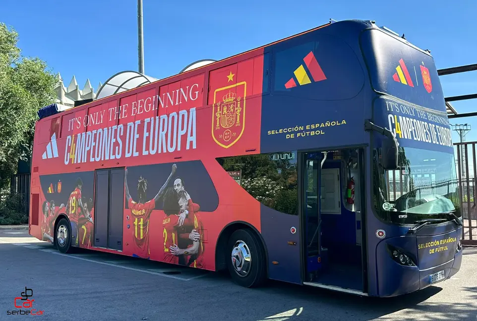 Autobús publicitario descapotable | SerbeCar Autobús descapotable rotulado de la Selección Española de Fútbol, Campeona de Europa 2024 | SerbeCar