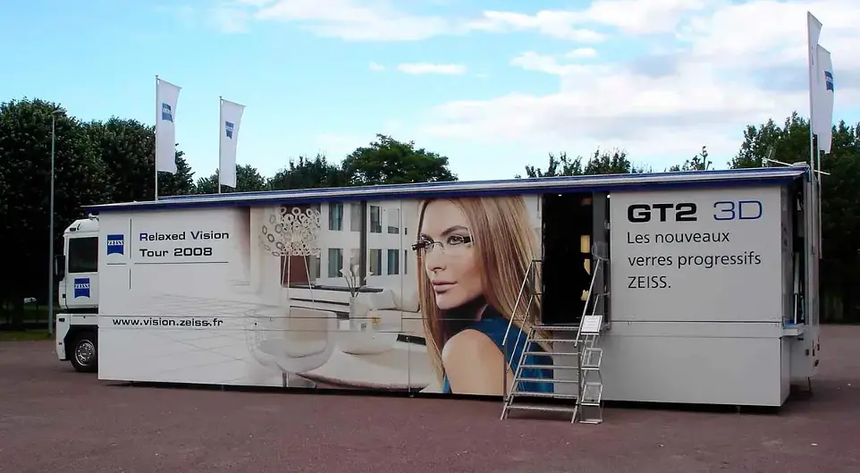 Camiones publicitarios - SerbeCar Camión trailer expositor publicitarios de Zeiss rotulados con diseño corporativo - SerbeCar